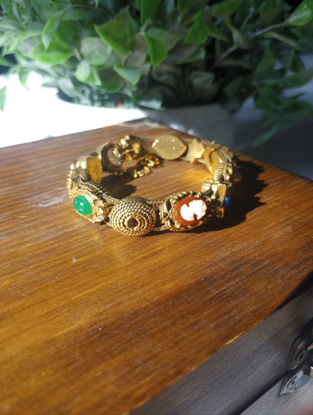 Vtg Victorian Revival Goldette NY Signed Gold Tone Slide Cameo Charm 7" Bracelet